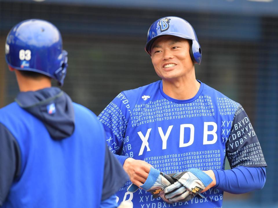 　ＤｅＮＡ・関根（左）と談笑する細川（撮影・高石航平）