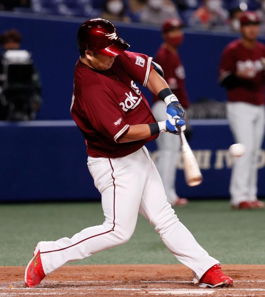 ４回、左翼線に２点二塁打を放つ楽天・横尾＝バンテリンドーム