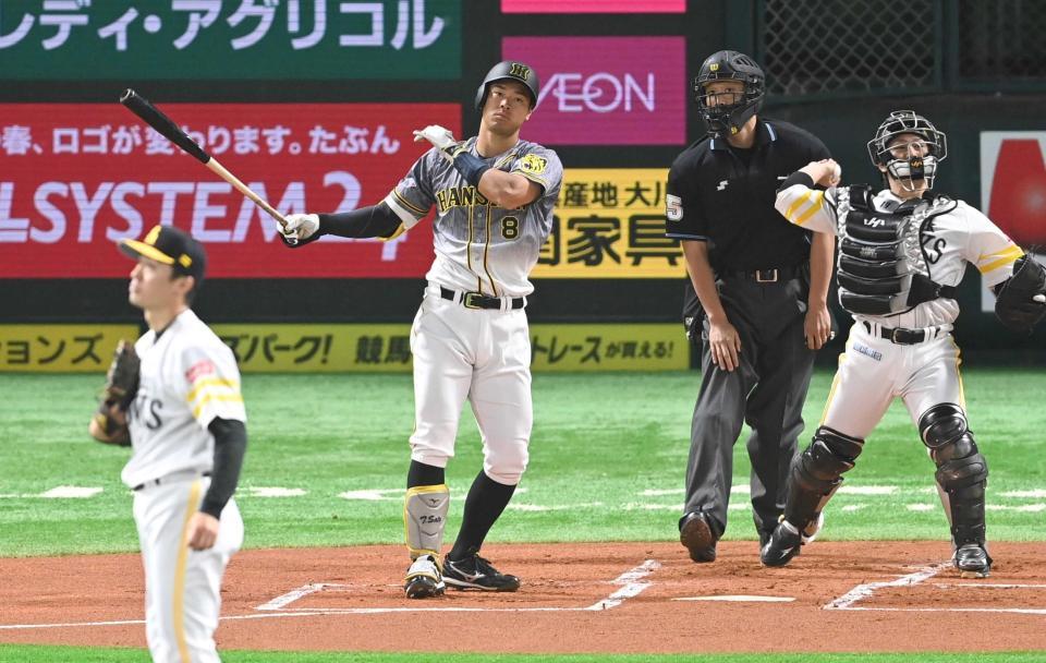 　１回、空振り三振に倒れる佐藤輝