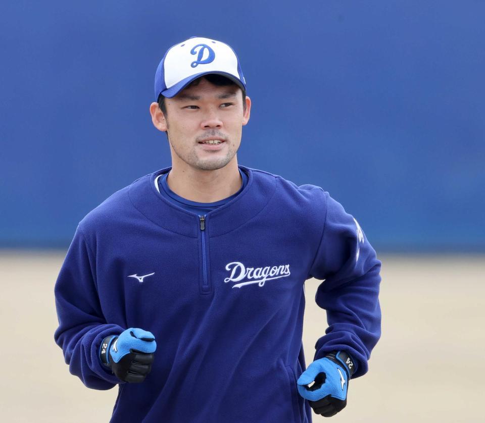 　ウオーミングアップする中日・福谷