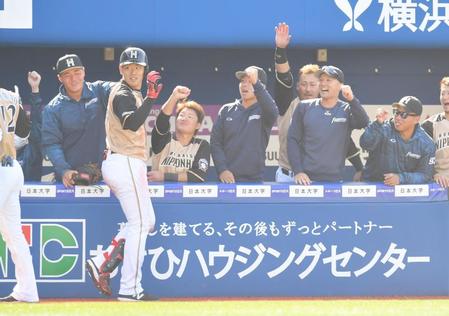 　４回、ソロを放ち笑顔のナインに迎えられる野村（左から２人目）＝撮影・高石航平