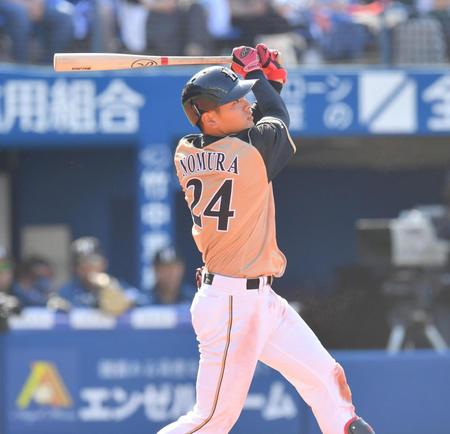 　４回、中越えにソロを放つ野村（撮影・高石航平）