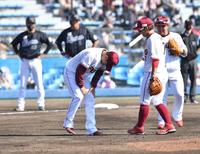 　５回、打球が足に当たり、苦痛の表情でしゃがみ込む則本昂（撮影・西岡正）