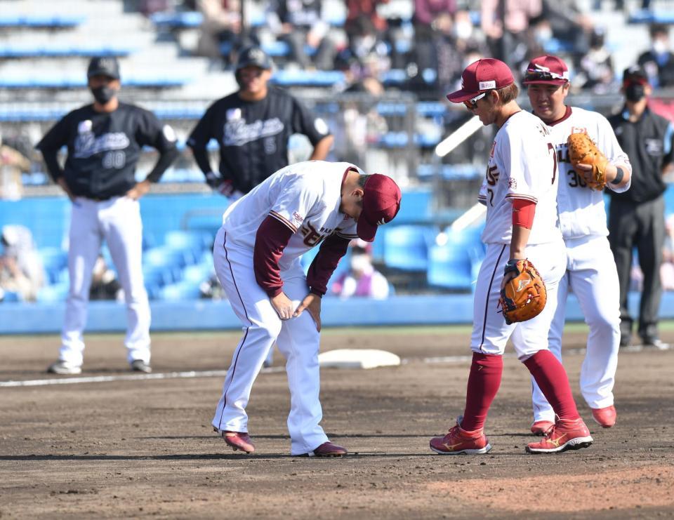 　５回、打球が足に当たり、苦痛の表情でしゃがみ込む則本昂（撮影・西岡正）