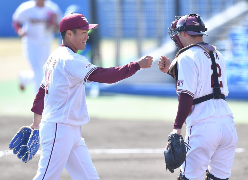 　１回、無失点に抑え、太田（右）と笑顔でタッチを交わす則本昂（撮影・西岡正）