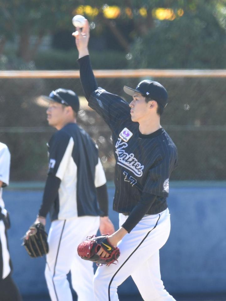 　キャッチボールをする佐々木朗（撮影・西岡正）