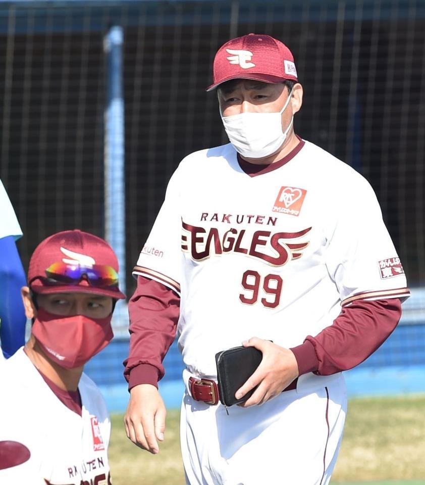 　５回、選手交代を告げ、ベンチへ引き揚げる石井監督（撮影・西岡正）