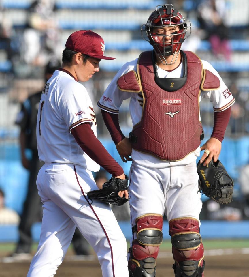 　８回に登板も３点を失った松井（左）＝撮影・西岡正