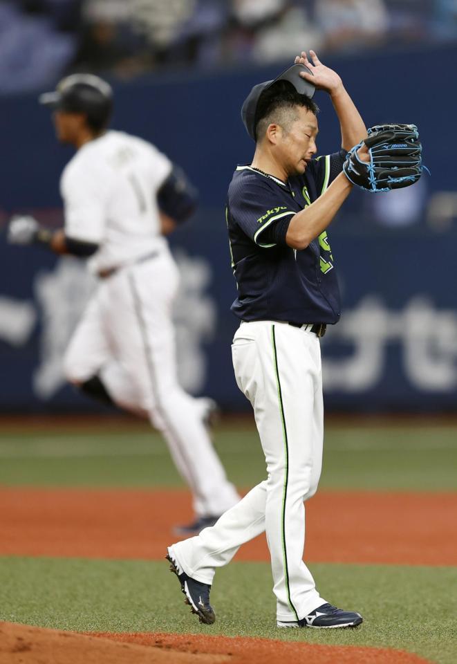 　２回、モヤ（左奥）に２ランを浴びた石川