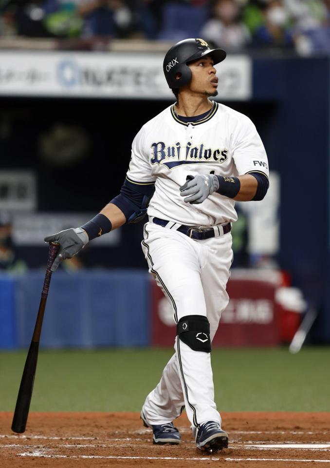 　２回、右中間に２ランを放つモヤ