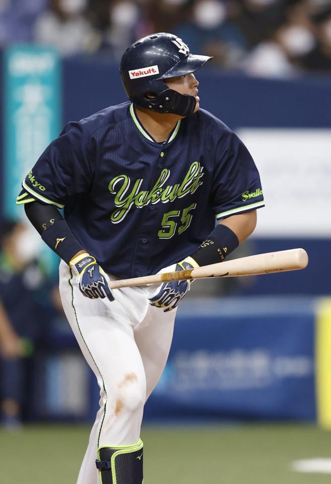 　６回、左中間に２ランを放つ村上