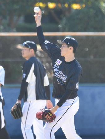 　キャッチボールをするロッテ・佐々木朗