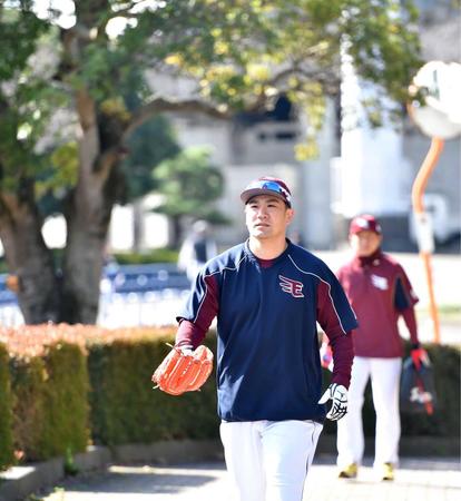 　投手練習に向かう田中将（撮影・西岡正）