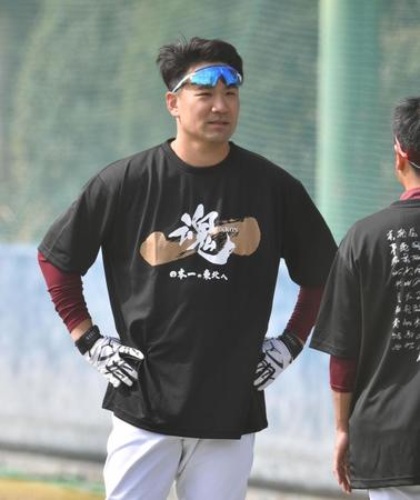 　１１日午前、「一魂Ｔシャツ」を着用して練習する楽天・田中将大（撮影・西岡正）