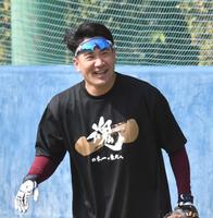 　「一魂Ｔシャツ」を着用して練習する楽天・田中将大（撮影・西岡正）