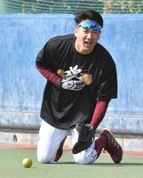 　捕手の練習でボールをはじき、痛そうに顔をしかめる楽天・田中将大（撮影・西岡正）