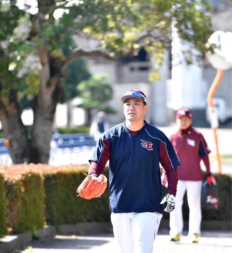 　投手練習に向かう田中将（撮影・西岡正）