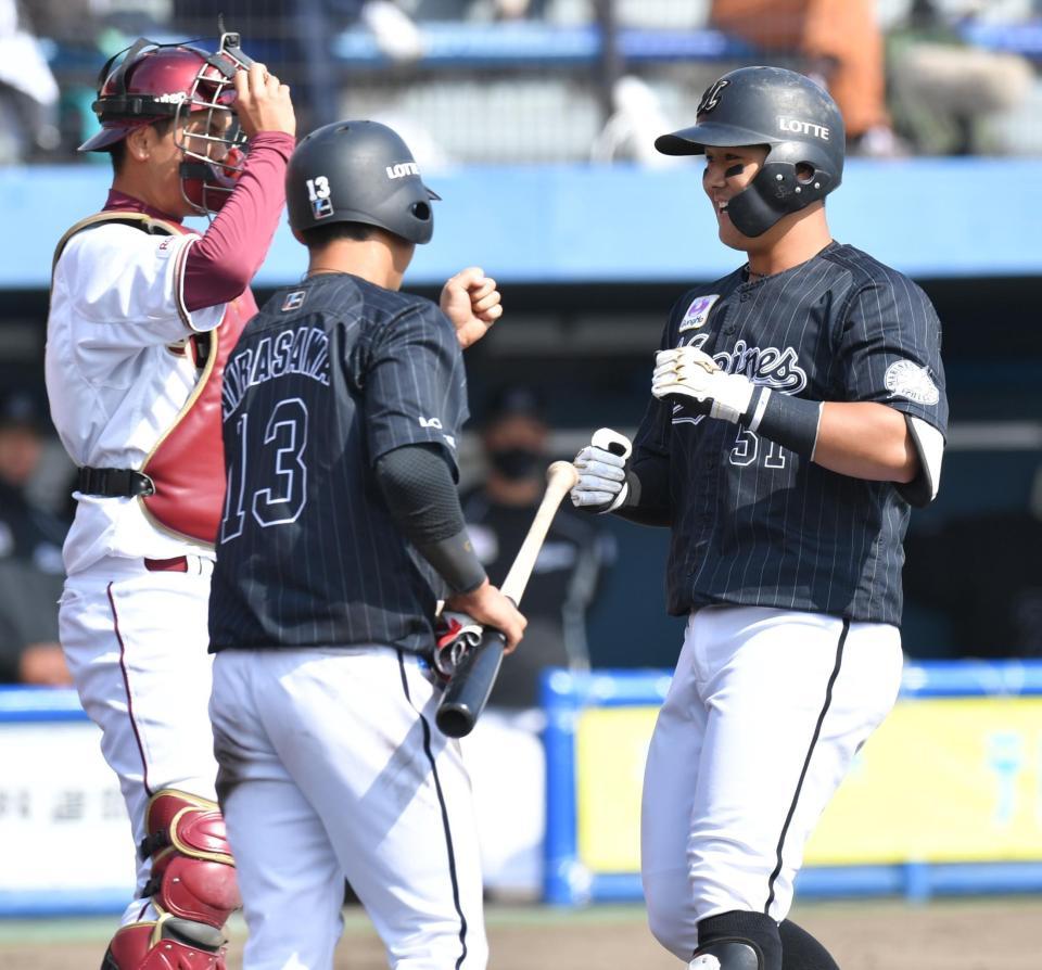 　３回、先制３ランを放ち、平沢大河（左）に迎えられるロッテ・山口航輝（撮影・西岡正）