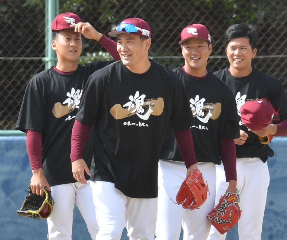 　「一魂Ｔシャツ」を着用して練習する田中将大（左から２人目）ら楽天投手陣（撮影・西岡正）