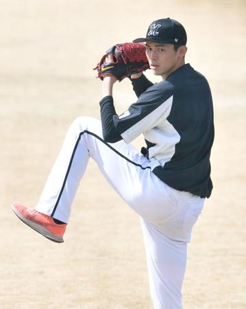 　デビュー戦を前にキャッチボールで調整するロッテ・佐々木朗希