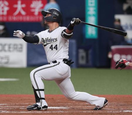 　８回、頓宮が左越えに２点本塁打を放つ