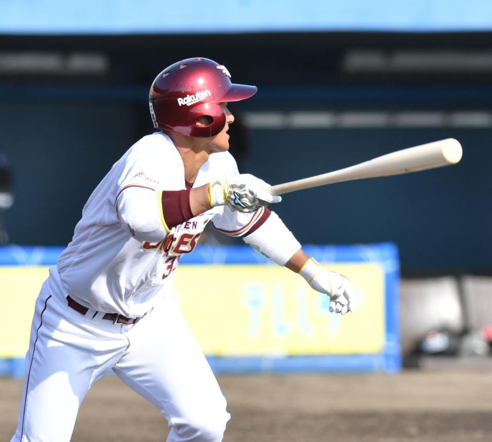 　６回、遊前内野安打を放つ楽天・銀次