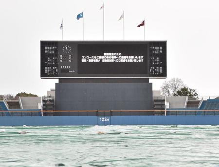 　雷発生のため、コンコースへの避難を呼びかける電光掲示板（撮影・西岡正）