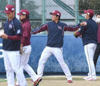 　登板に備え、キャッチボールで調整する早川（撮影・西岡正）