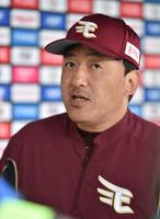 　雨天中止となり、取材対応する石井ＧＭ兼監督（撮影・西岡正）