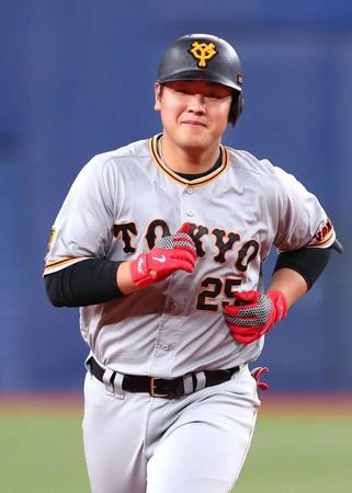 　４回、“今年１号”本塁打を放ち、笑顔の巨人・岡本和