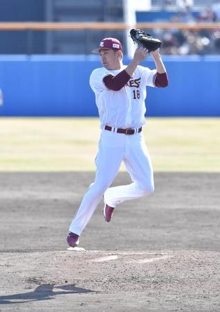 　４回、宮崎の打球に飛びつく田中将（撮影・西岡正）