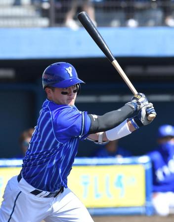 　１回、右前打を放つ牧（撮影・西岡正）