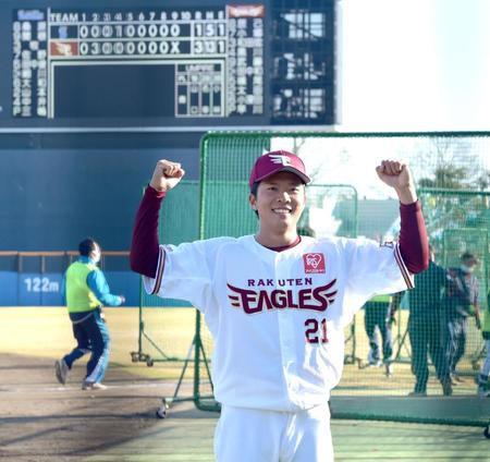 　ヒーローインタビューの後、ガッツポーズの早川（撮影・西岡正）