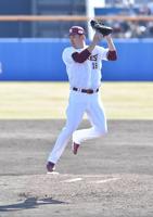 　４回、宮崎の打球に飛びつく田中将（撮影・西岡正）