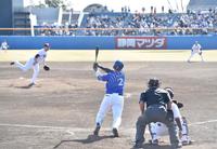 　４回、右越え二塁打を放つ牧（撮影・西岡正）