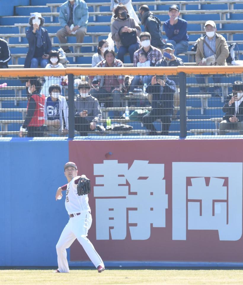 　登板前、外野でキャッチボールする田中将（撮影・西岡正）