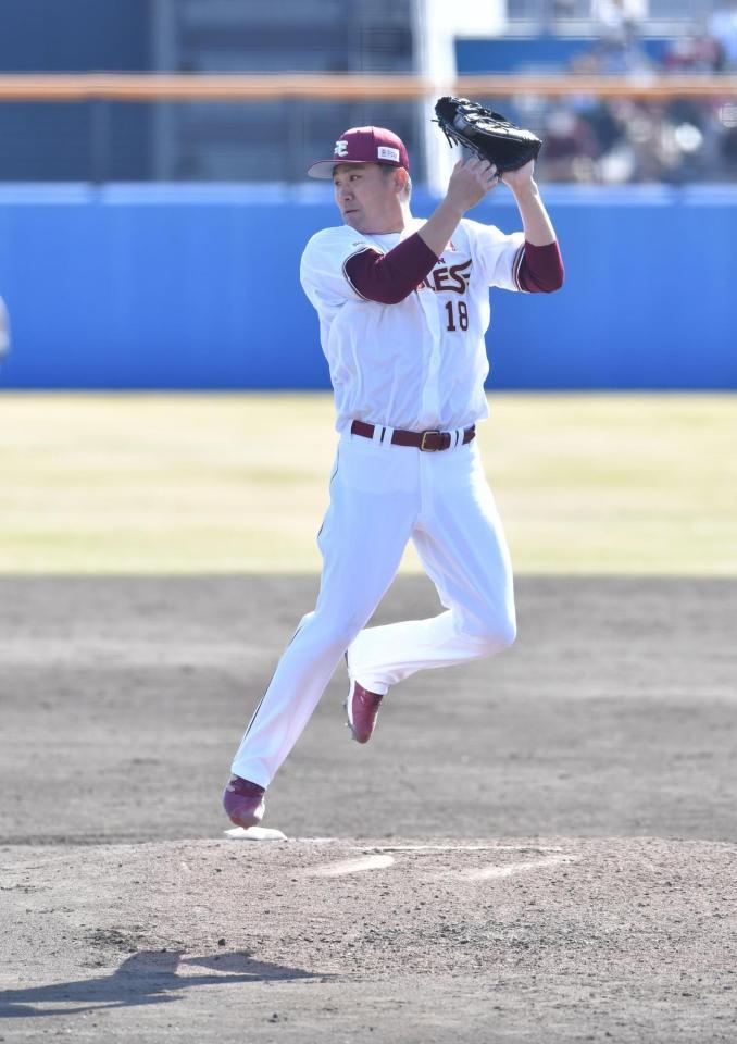 　４回、宮崎の打球に飛びつく田中将（撮影・西岡正）