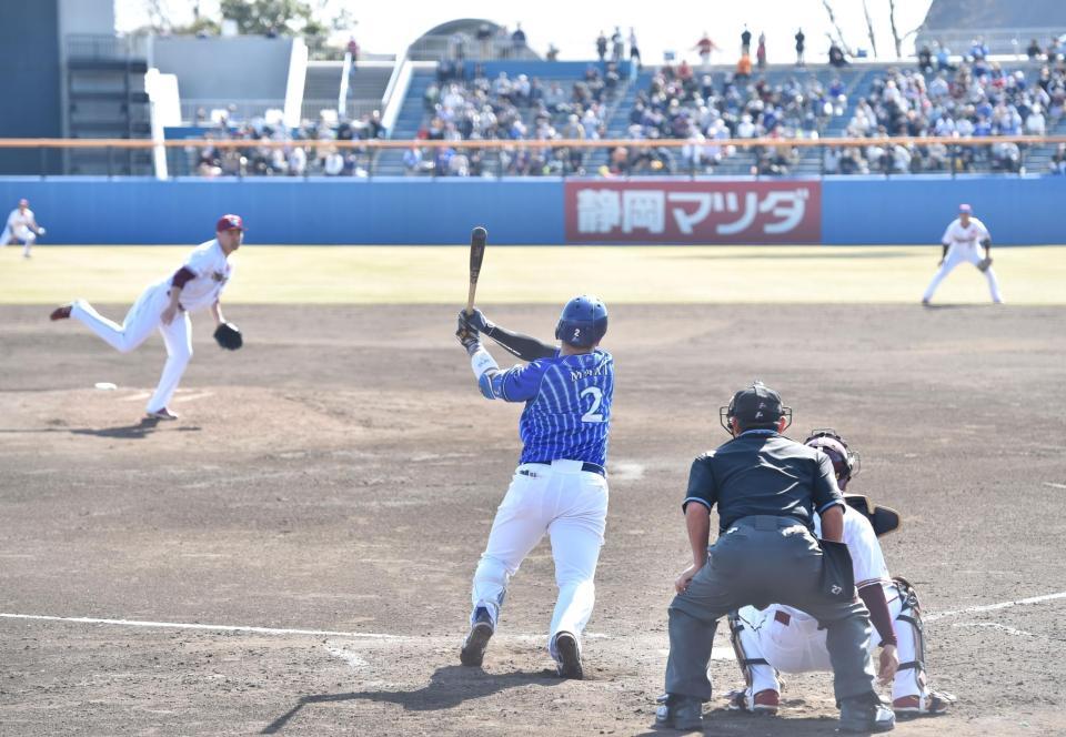 　４回、右越え二塁打を放つ牧（撮影・西岡正）