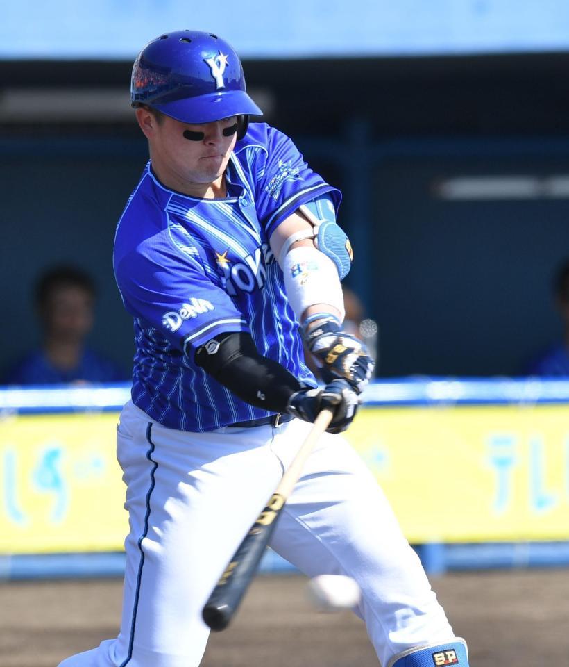 　１回、右前打を放つ牧（撮影・西岡正）