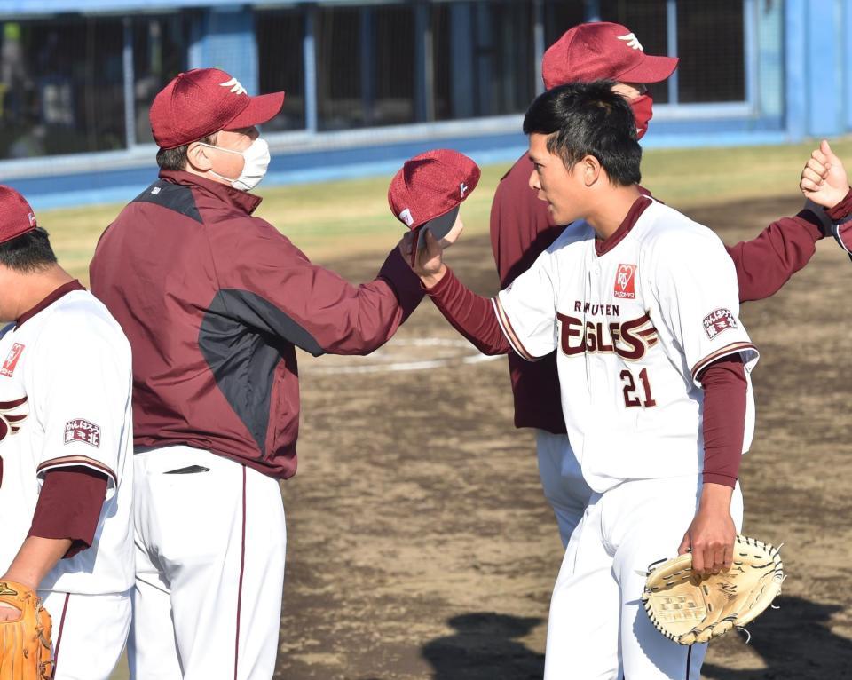 　ＤｅＮＡに勝利し、石井監督（左）に迎えられる早川（撮影・西岡正）