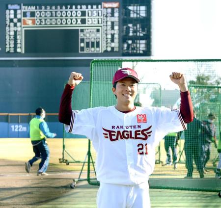 　ヒーローインタビューの後にガッツポーズをする楽天・早川