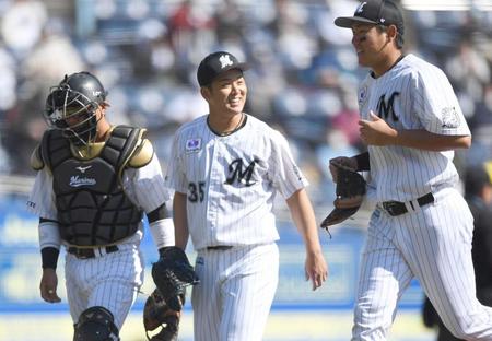 　４回、中村晃を右飛に打ち取り笑顔を見せるロッテ・鈴木（中央）。左は田村、右は安田