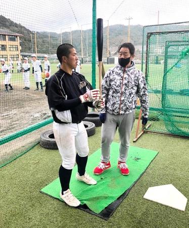 京都成章での指導初日、選手にアドバイスを送る正田氏