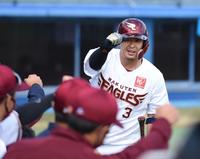 　４回、左越えソロを放ちナインとエアタッチを交わす浅村栄斗（撮影・開出牧）