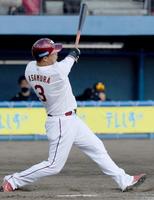 　４回、左越えソロを放つ浅村栄斗（撮影・開出牧）