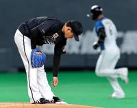 　１回、中田（右）に先制２ランを浴びた小島