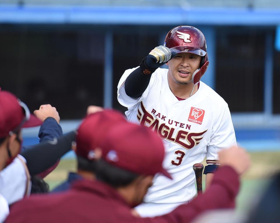 　４回、左越えソロを放ちナインとエアタッチを交わす浅村栄斗（撮影・開出牧）