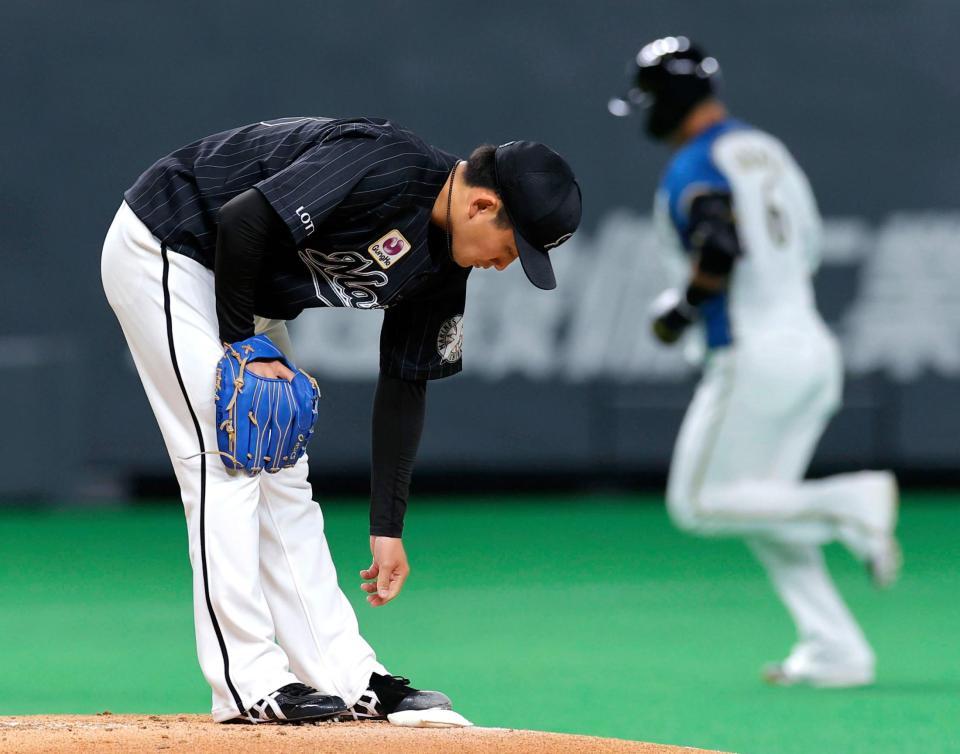 　１回、中田（右）に先制２ランを浴びた小島