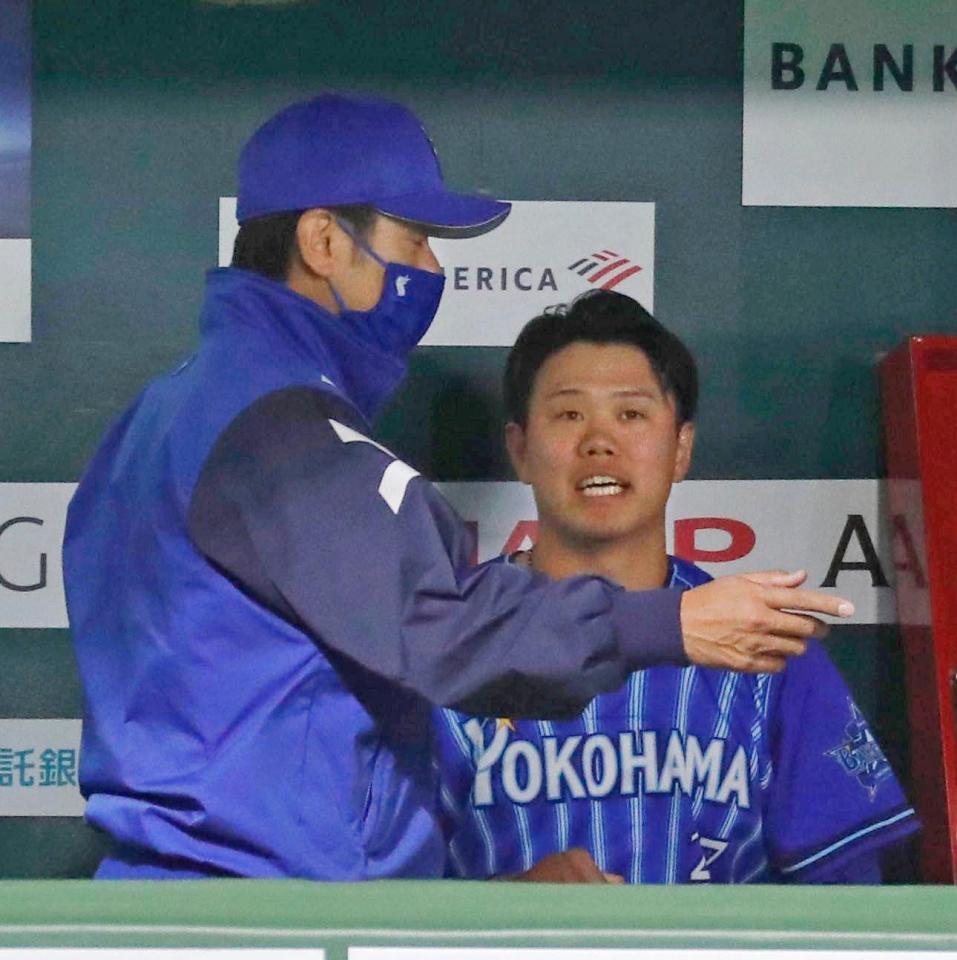 　先発し、４回１失点だったＤｅＮＡ・上茶谷（右）。左は三浦監督＝ペイペイドーム