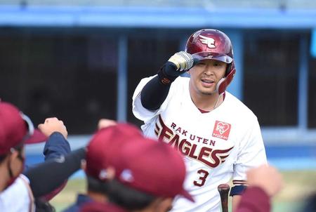 　４回、左越えソロを放ちナインとエアタッチを交わす楽天・浅村
